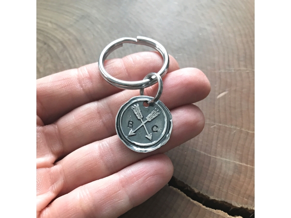 scale of silver crossed arrows pendant