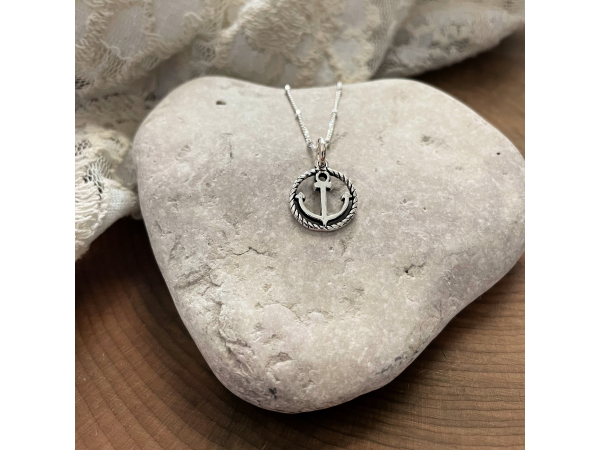 woman's anchor necklace